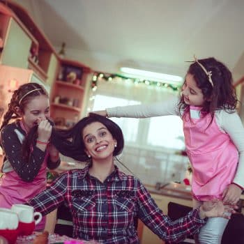 daughters pulling controlling mothers hair